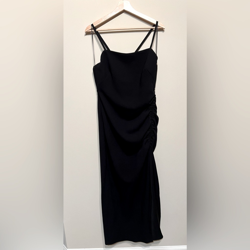 Elegant black dress. An absolute essential. Thick fabric.